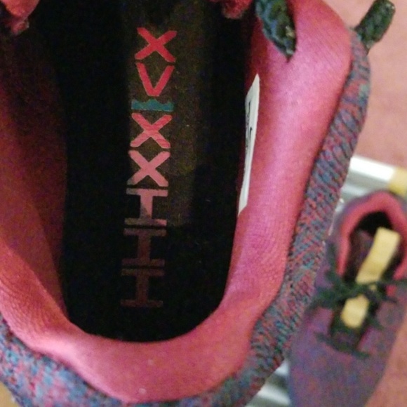 Lebron's - Picture 7 of 8